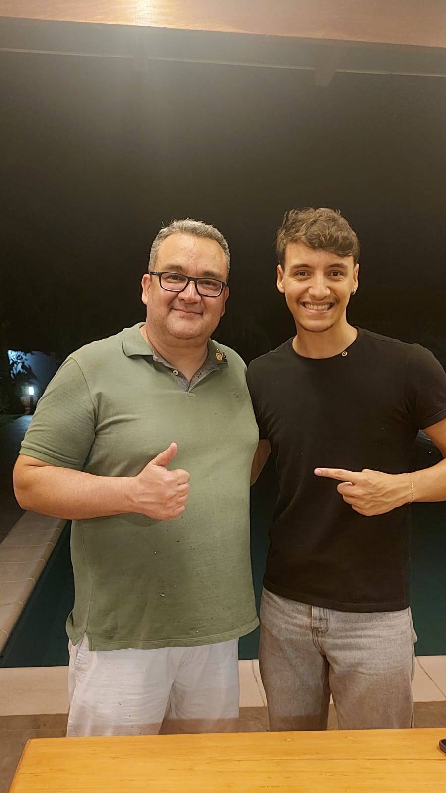 Á esquerda o Presidente Daniel Moura Miranda - Gestão 2024-25 do Rotary Club de Foz do Iguaçu Costa Oeste, e á direita o Presidente Pedro Lourenzini - Gestao 2024-25 do Interact Club de Foz do Iguaçu Itaipu.
