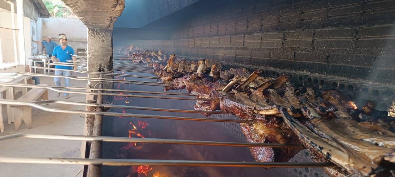 Mais de 100 costelas de 8kg foram preparadas, juntamente com um kit de pratos quentes e frios.