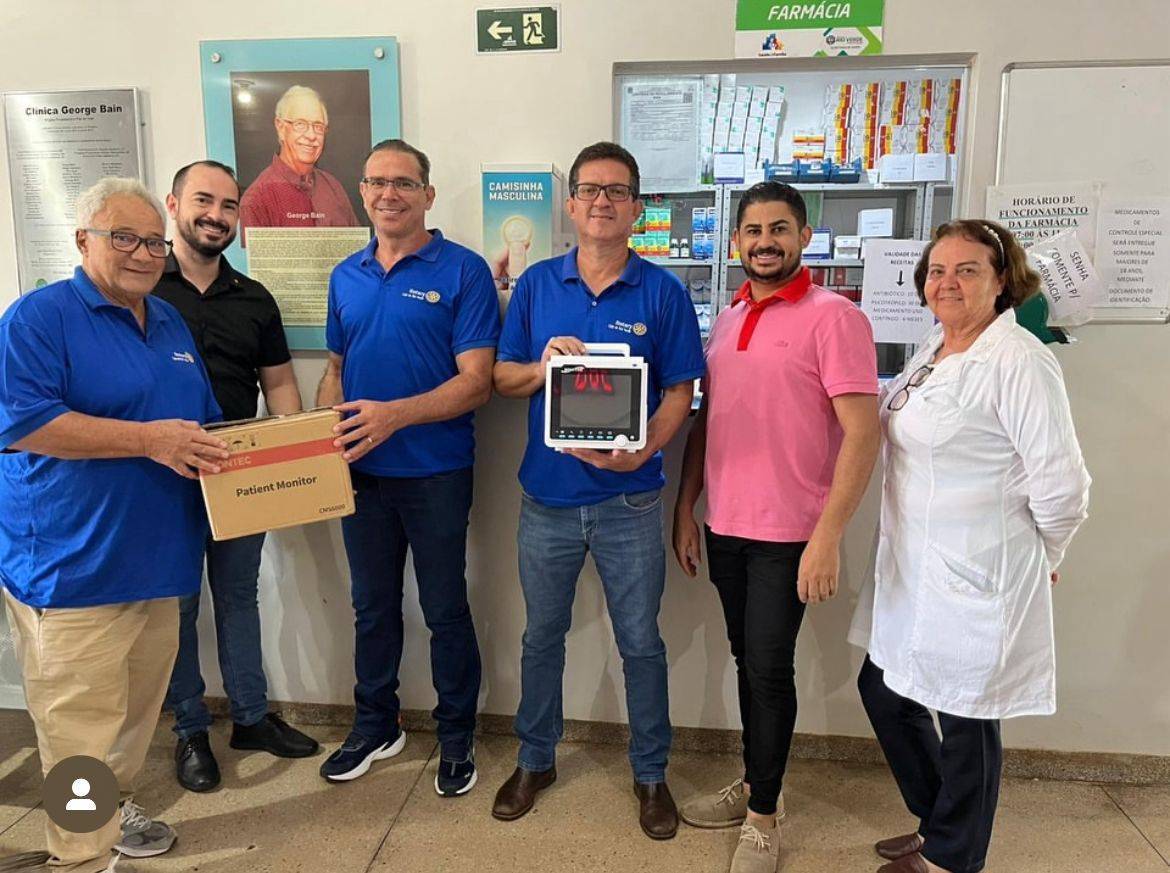 Os Rotarianos Sydnei, Vinícius, Marconis e o Presidente do RC de Rio Verde 24/25 Rafael de Faria Freire entregam doação a Cliníca George Bain