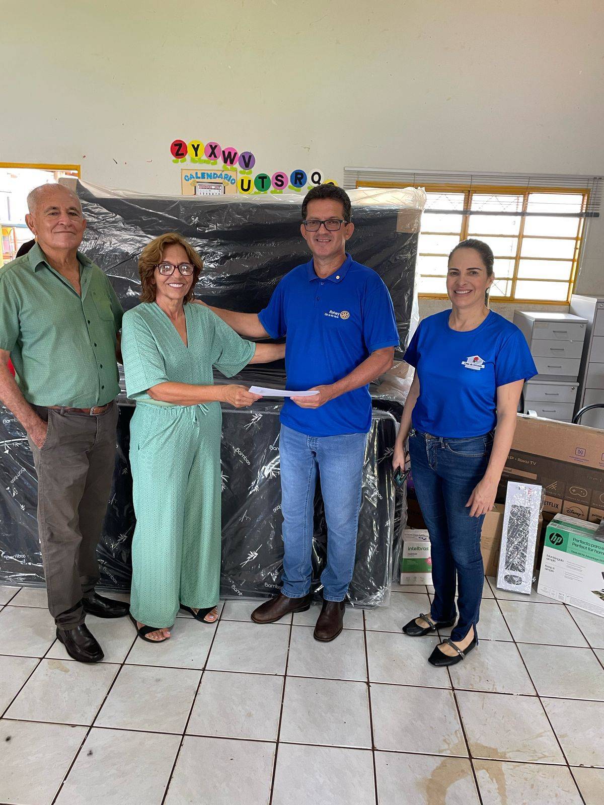 Presidente do Rotary Club de Rio Verde e a Presidente da Casa da Amizade Rafael e Tatiana entregam doação a Associação Pestalozzi de Rio Verde