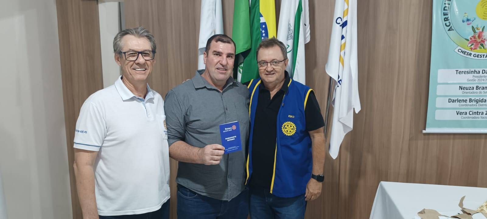 Diogo Calgarotto com seu passaporte rotário, Lino Zeni (lado esquerdo), padrinho, e o Presidente do Rotary Club de Verê, companheiro Kiko Fabiane (lado direito)