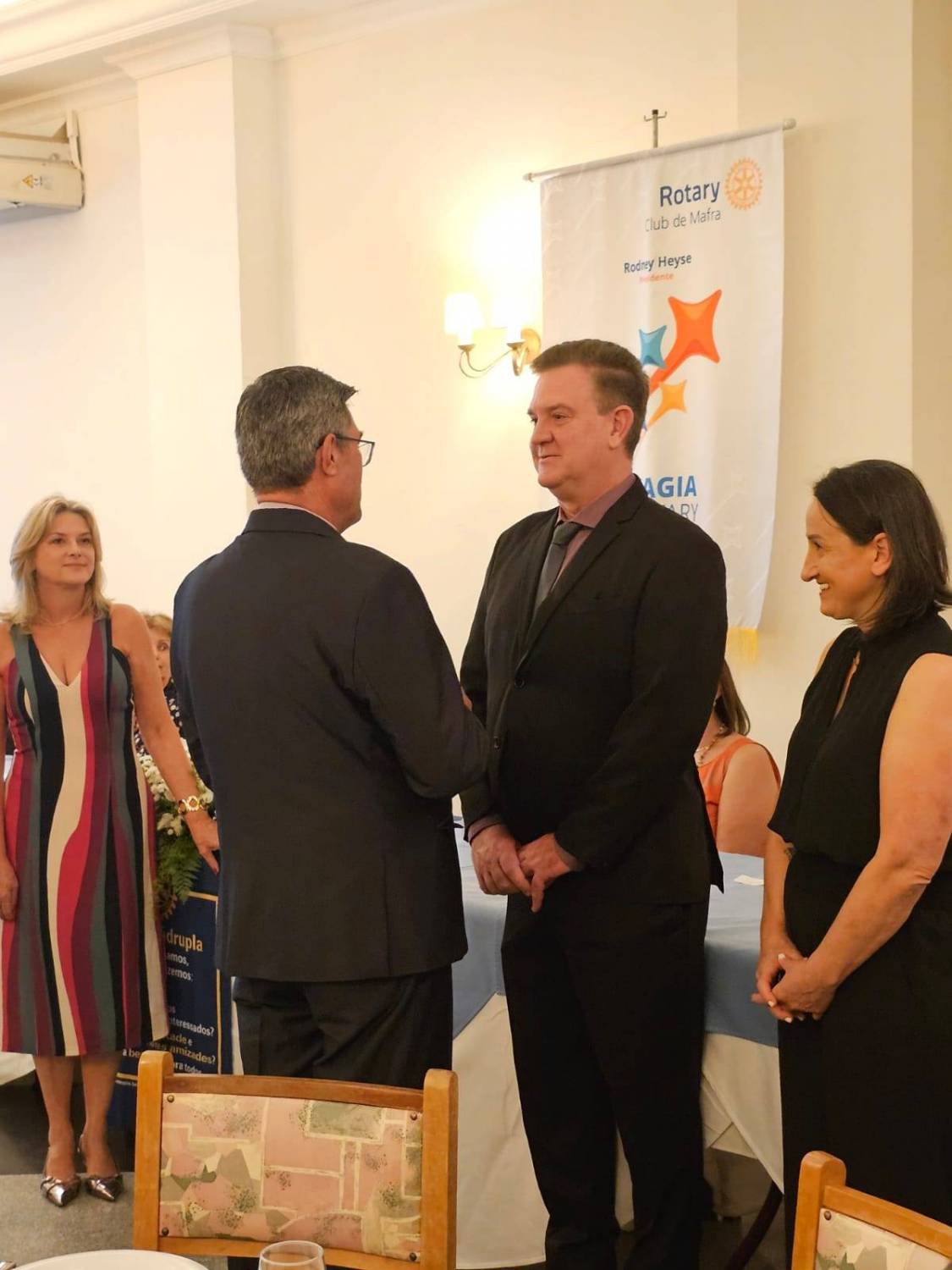 Padrinho quando da colocação do pin na lapela do Novo Associado