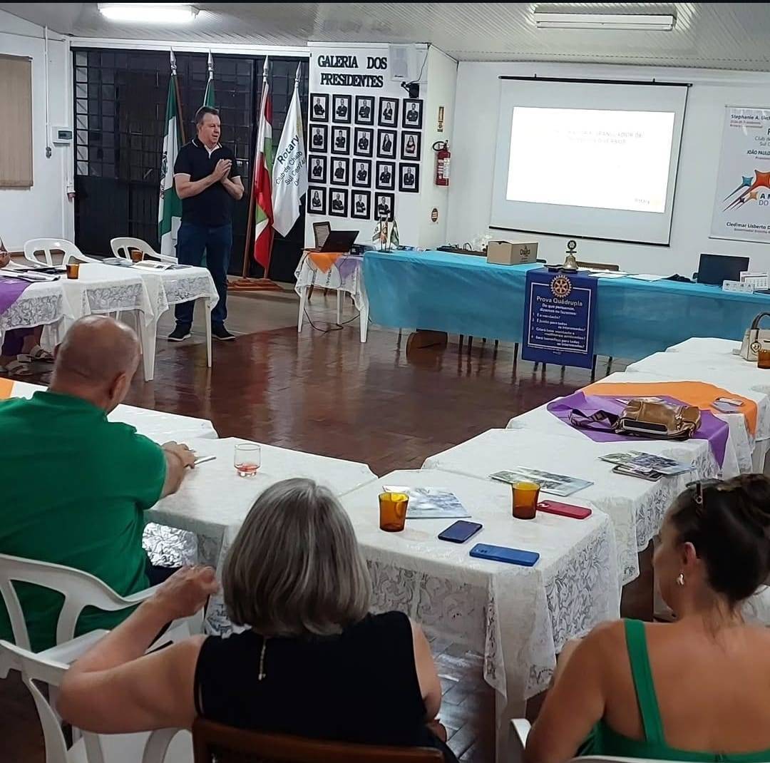 Visita Presidente Assistente falando do Projeto Global