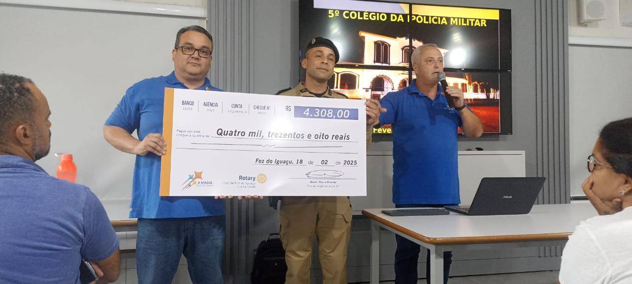 DA ESQUERDA PARA A DIREITA, PRESIDENTE DANIEL MOURA MIRANDA, O MAJOR ELISEU GONÇALVES E VICE-PRESIDENTE MARCOS ANTÔNIO JAHNKE. APRESENTANDO OS RESULTADOS DURANTE REUNIÃO DA APMF DO COLÉGIO.