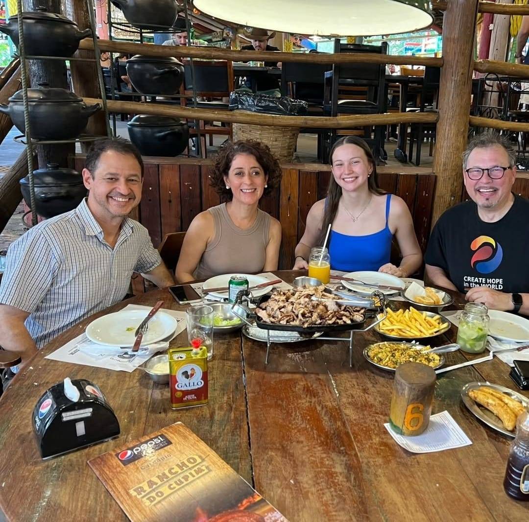 Intercambista americana retorna ao Brasil para visitar sua família hospedeira 