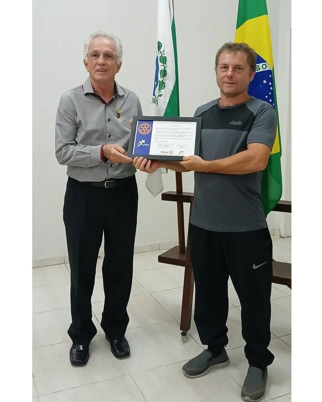 Advânio Canarin, associado honorário, entrega o certificado de honra ao mérito para o profissional marceneiro Ivan Sachetti.