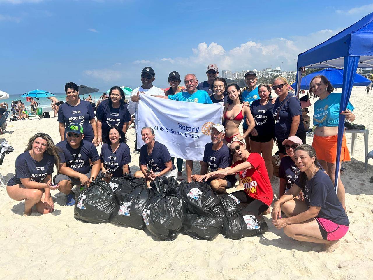 Equipe e o lixo coletado, na praia da Barra da Tijuca, na manhã de 23/02/2025 - 120anos de RI