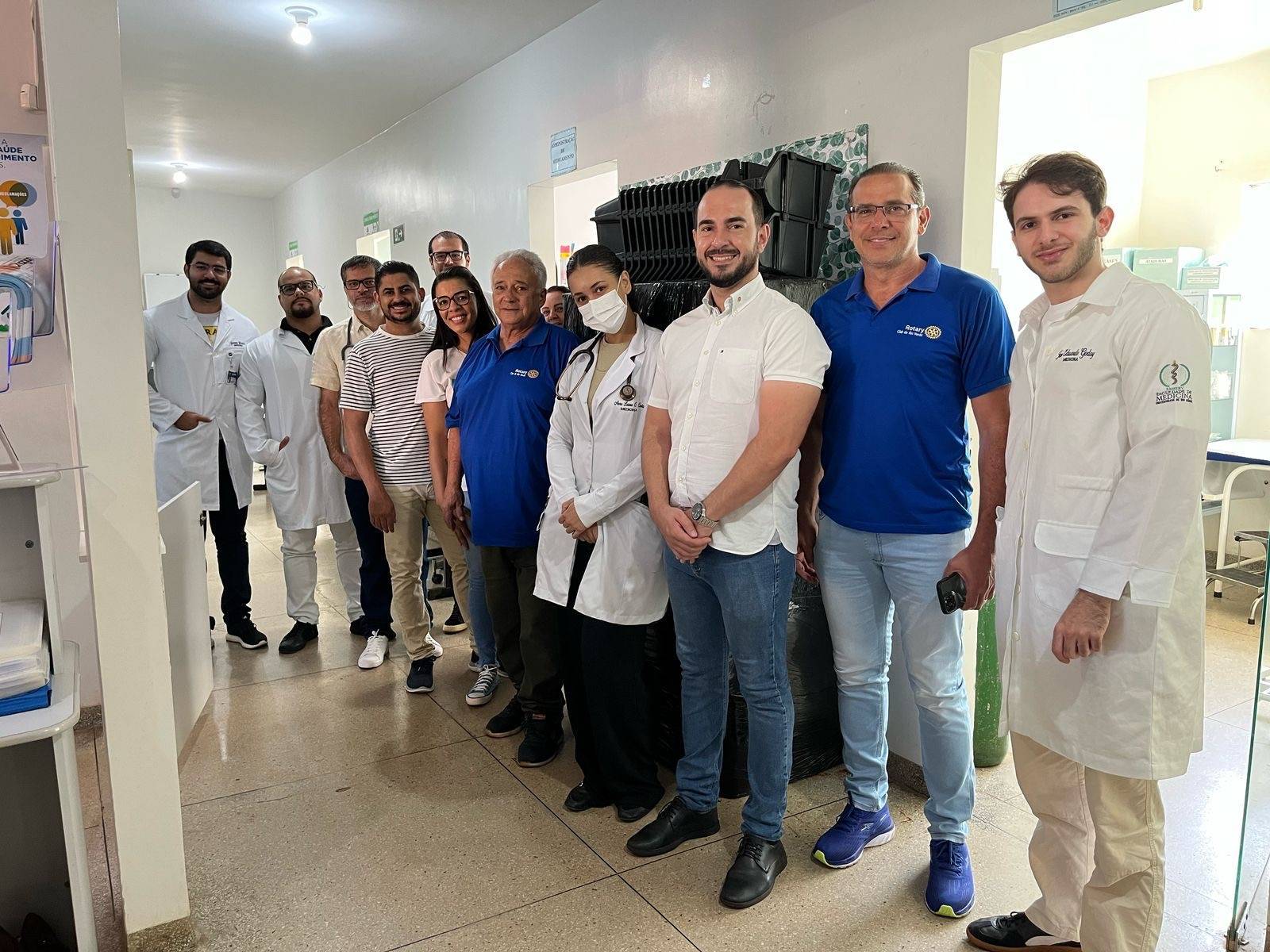 Sócios do RC de Rio Verde entregam doação a equipe da clínica George Bain