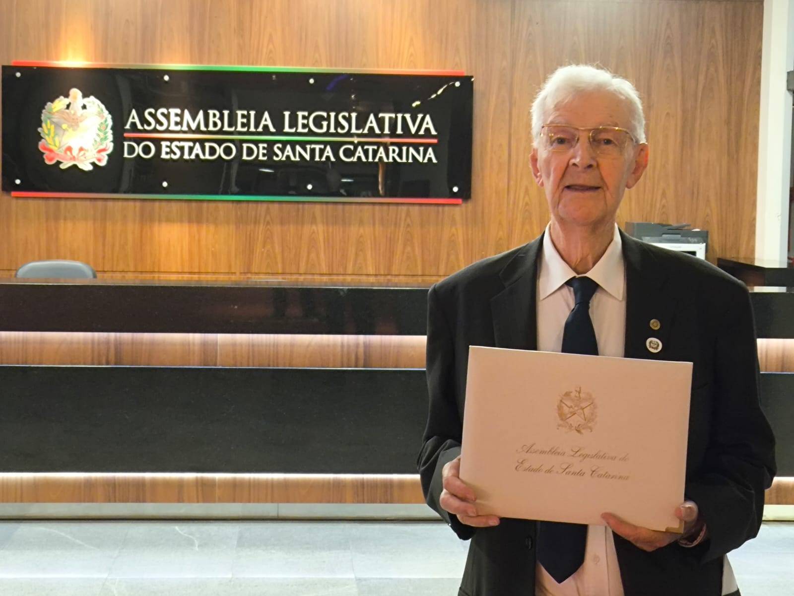Governador (1988-1989) Cilas Lourival Ziemann do Rotary Club de Canoinhas, sendo homenageado na ALESC