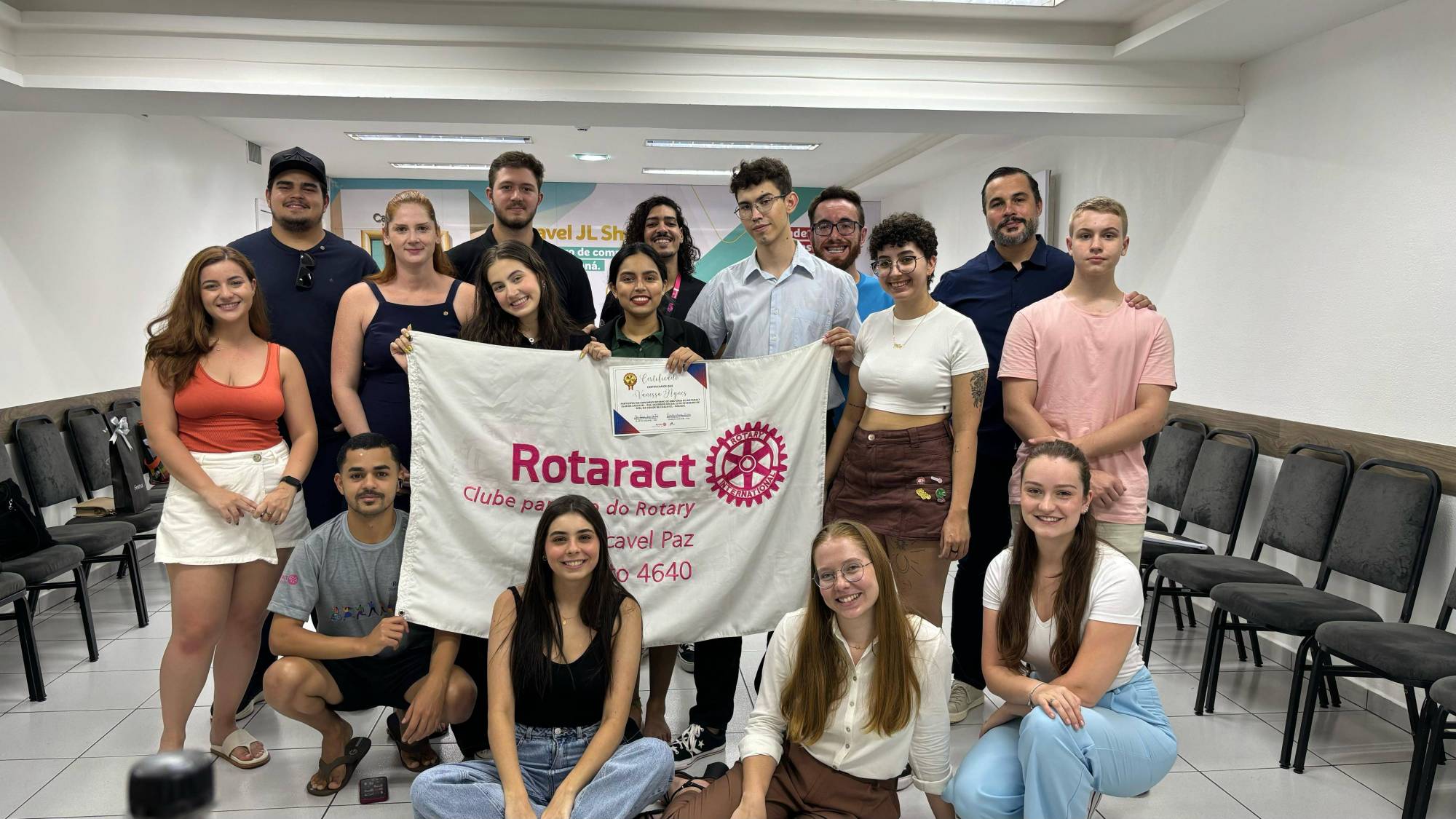 Membros do Rotaract Club de Cascavel - Paz e jurados do concurso de oratória.