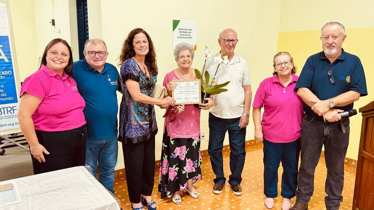 Homenageada Sra. Elza Michelin, familiares, o presidente do Rotary Club de Itaí Agnaldo e a presidente da AFRI Michele, e os companheiros José Aparecido e Maria Madalena.