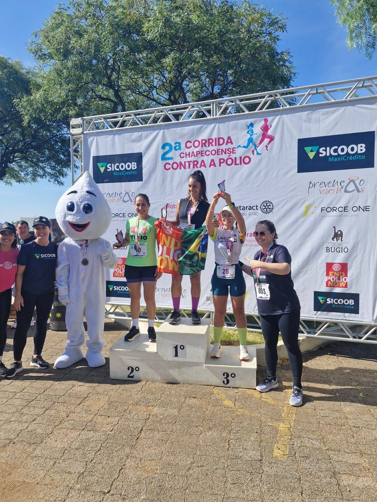 Podium e bandeira da Polio