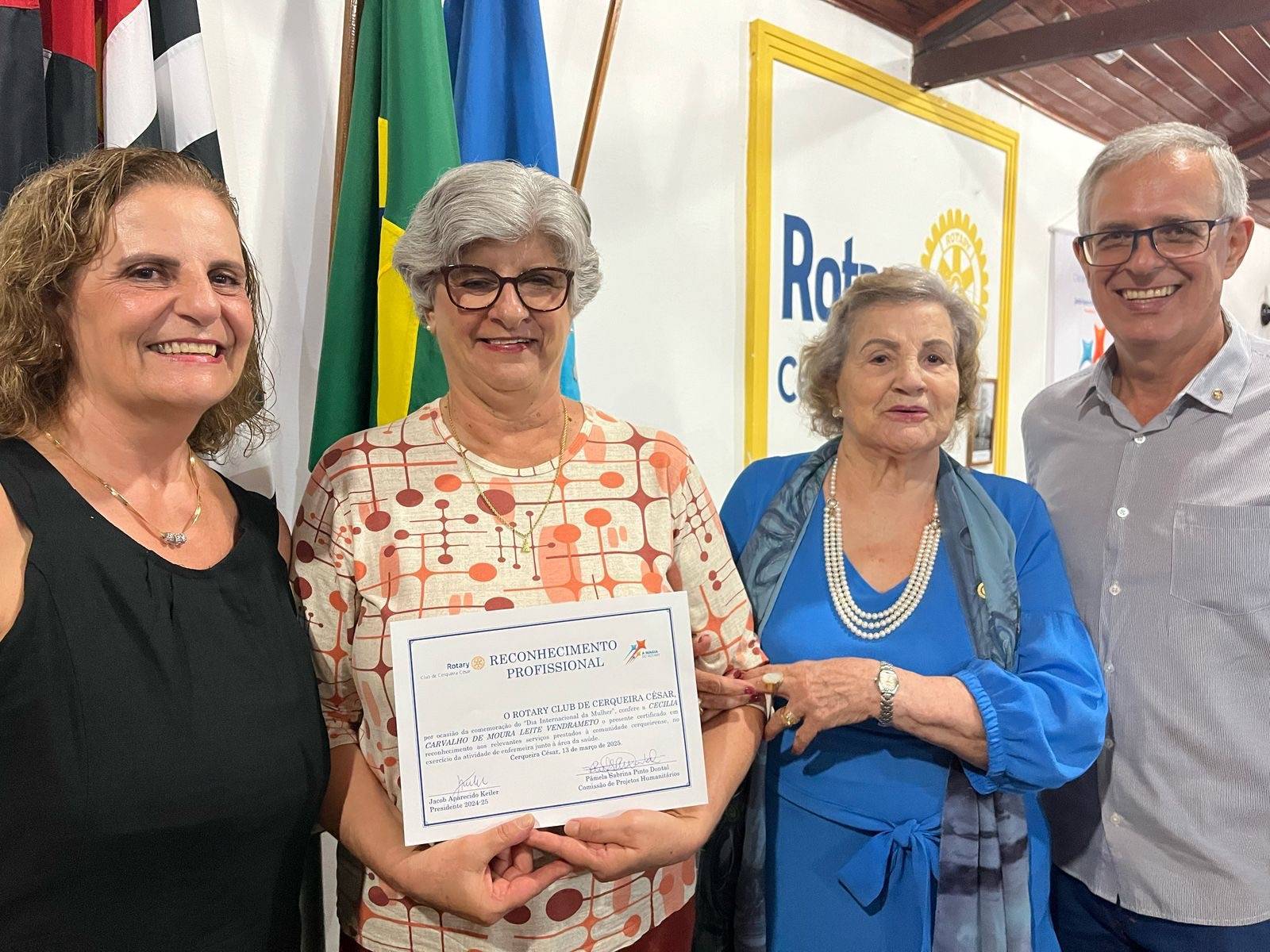 Homenagem e reconhecimento profissional.