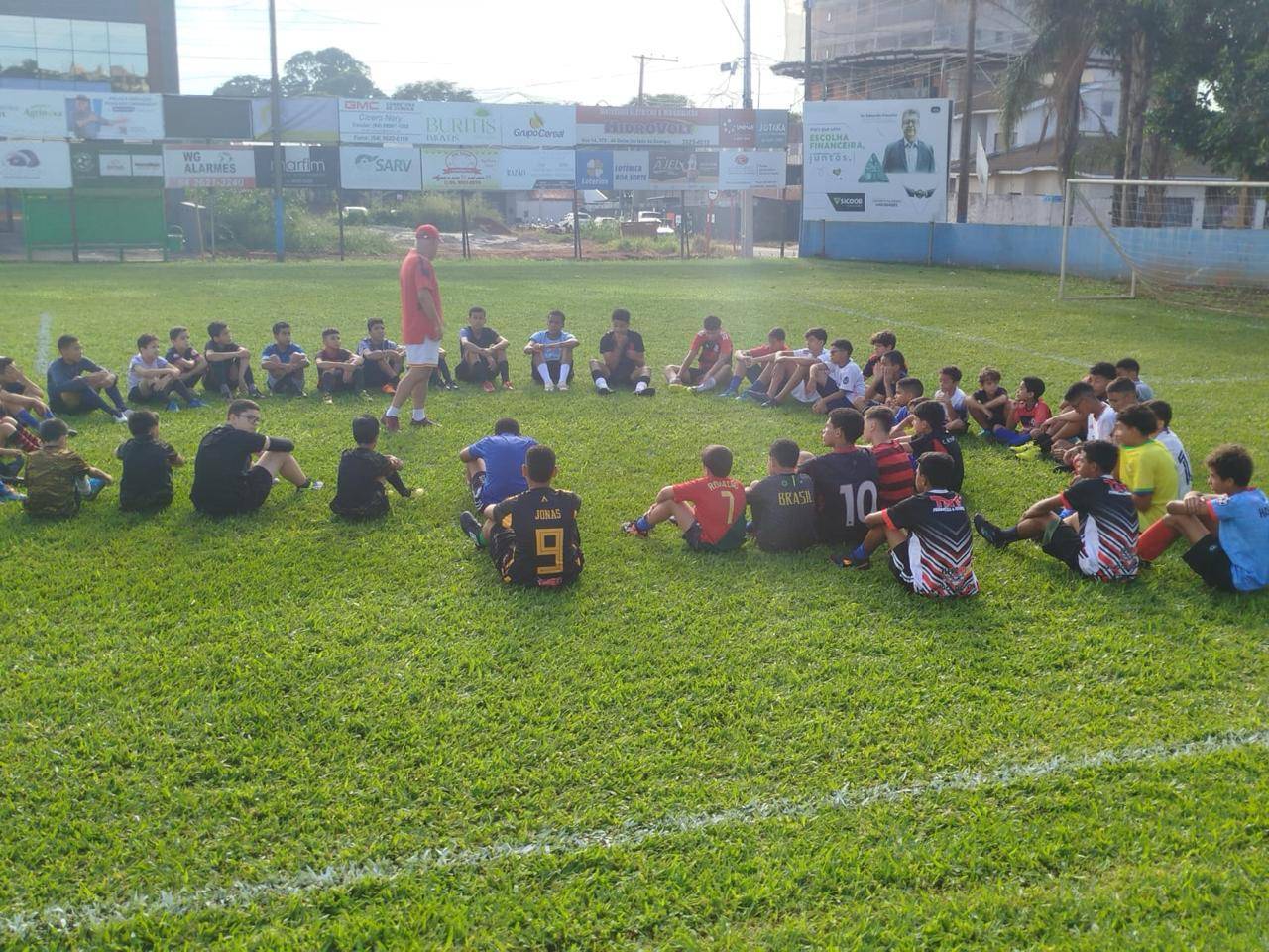 CRIANÇAS NO CAMPO DO ROTARY CUB DE RIO VERDE