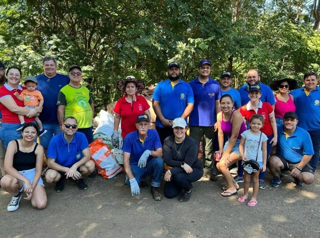 Família Rotária de Ouroeste se Reúnem Para Realizar Limpeza nas Margens do Rio Grande