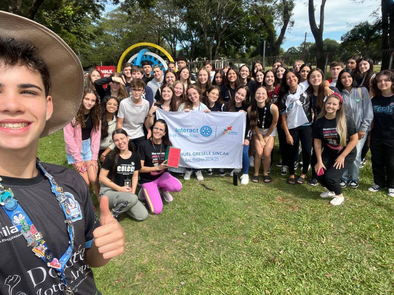 A imagem apresenta uma foto dos interactianos junto aos voluntários da ONG fucinho amigo.