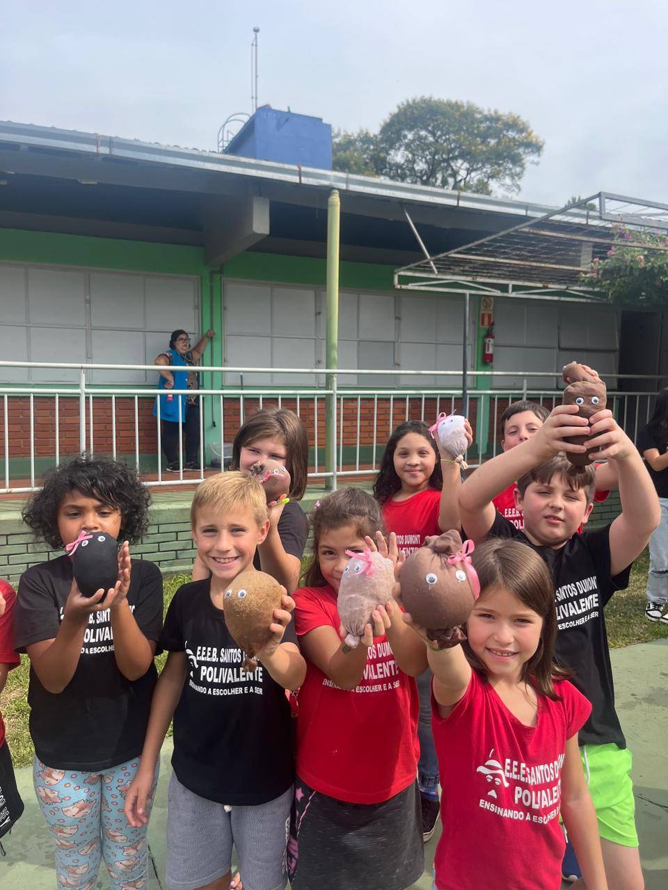 A imagem apresenta uma foto das crianças com seus bonecos ecológicos.