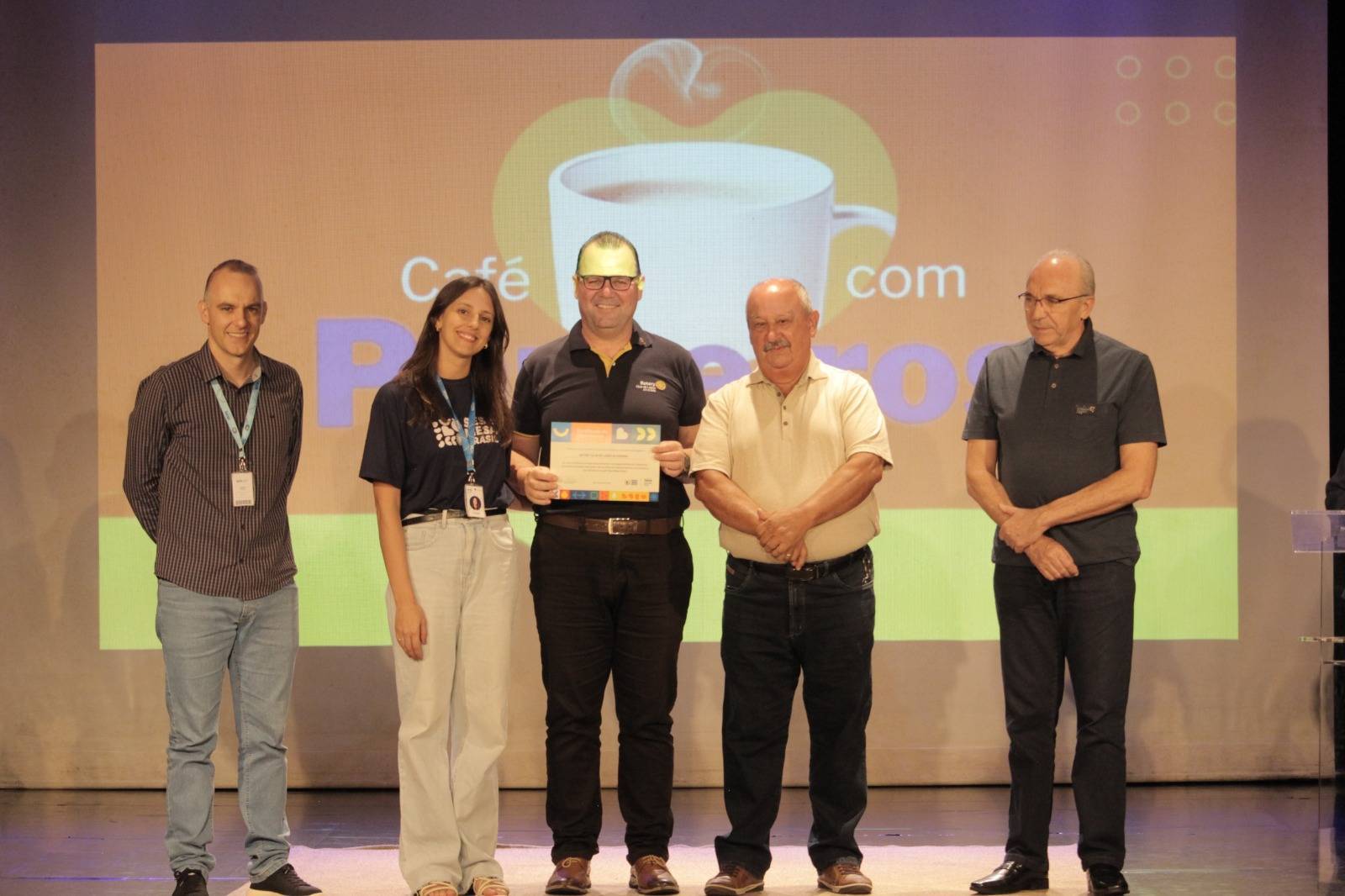 Presidente Mauricio recebendo o certificado de parceiro do SESC Mesa Brasil.