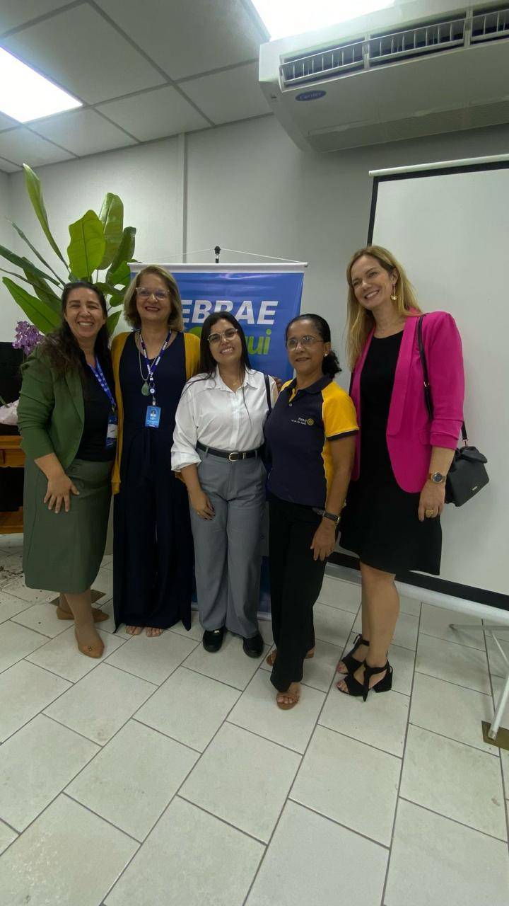 As companheiras do Rotary Club Lins - Norte Joelita Rocha e Letícia Cezário participaram com entusiasmo do evento Café Delas