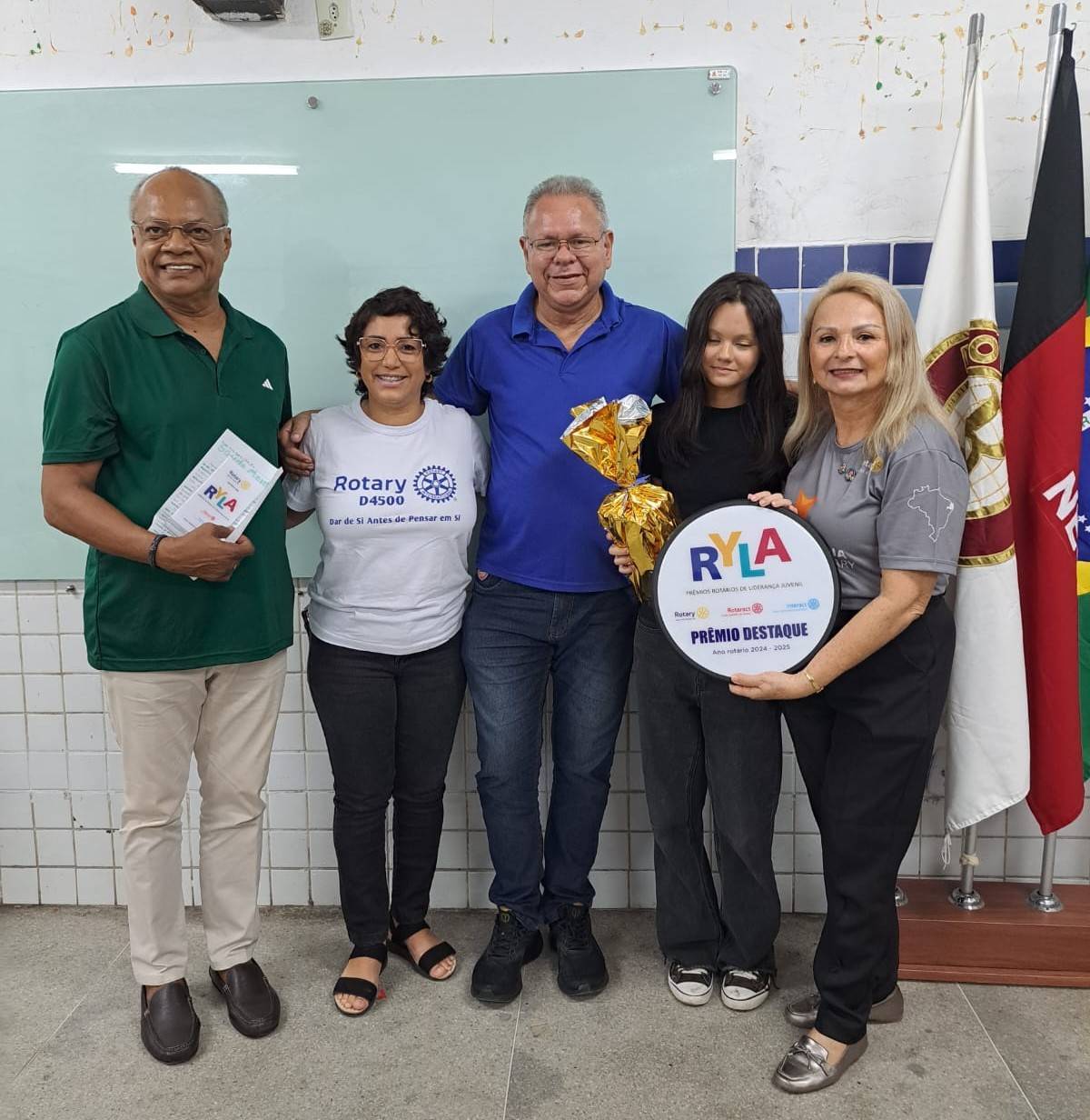 Presidentes do RC João Pessoa Sul, Companheiro Hermann César, do RC João Pessoa Norte, Francisca, a Diretora da Escola, Professora Ana Maria Aprígio, e a aluna destaque de liderança do evento.