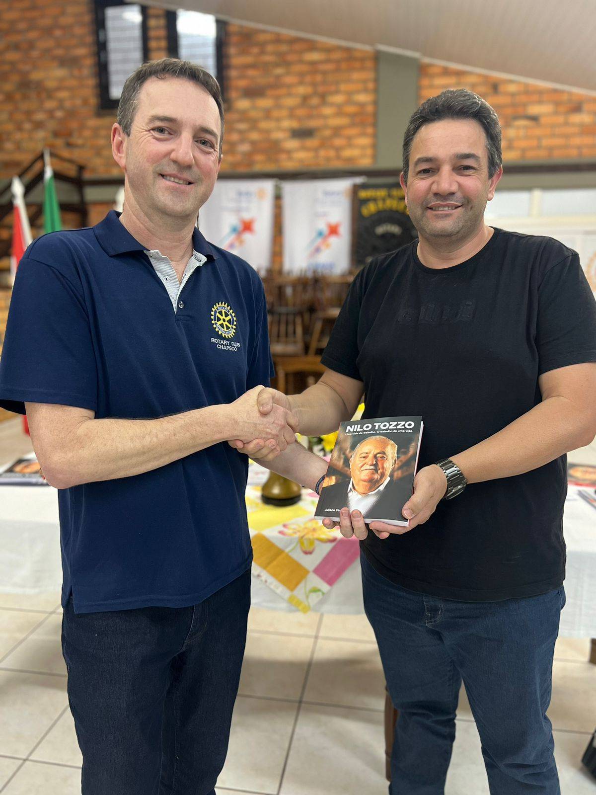 Companheiro Gilney entregando ao presidente um exemplar do livro da vida do sr. Nilo Tozzo