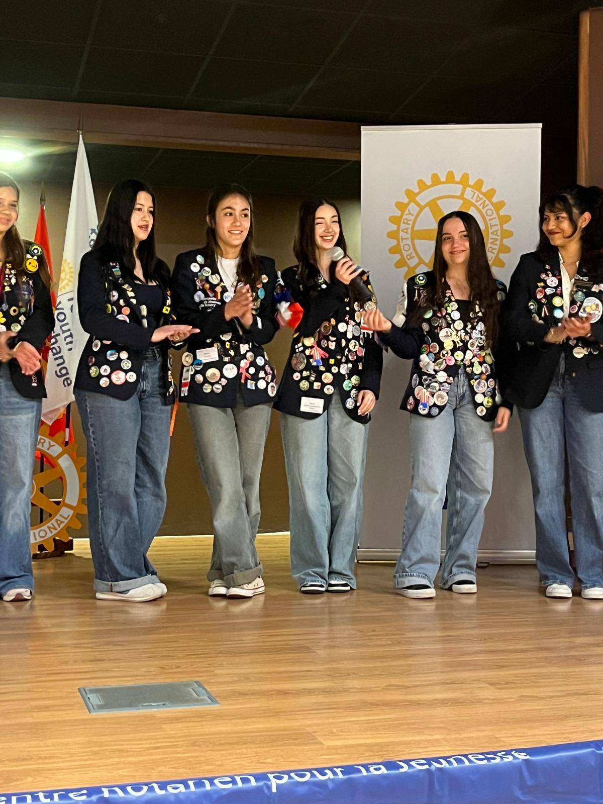 Isabela ao centro com outras intercambistas