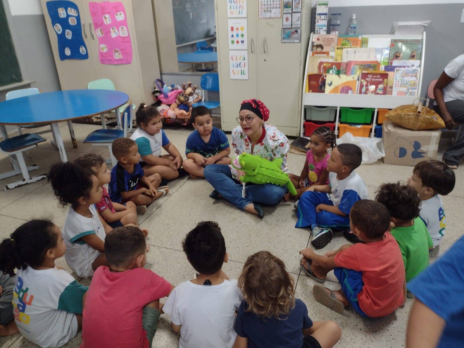 Aula de escovação com crianças de 4 anos