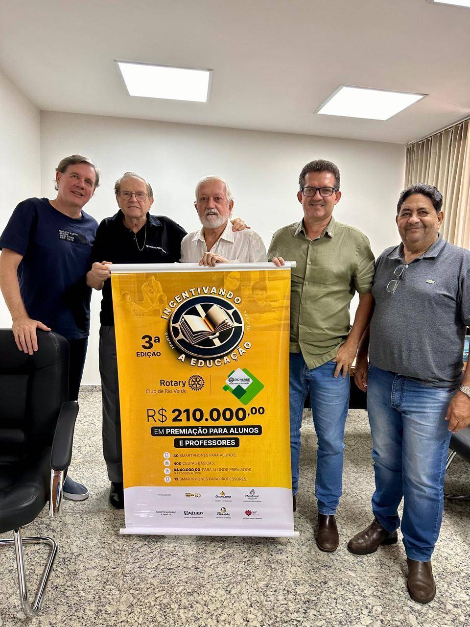 Comitiva do RC de Rio Verde visitaram o empresário Sr. Vanderval Lima