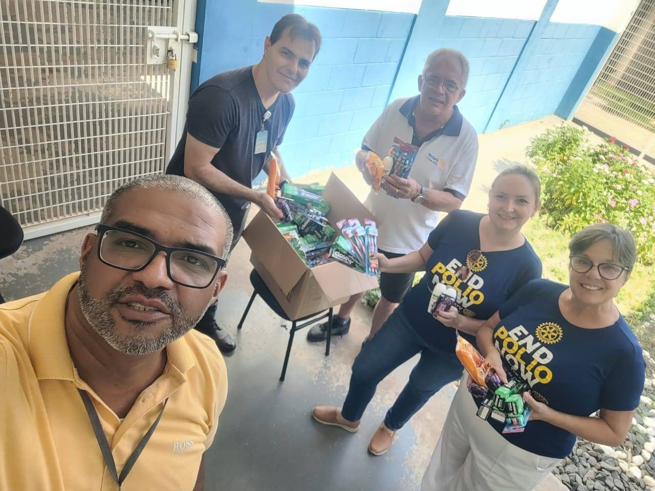 O Diretor da Fundação CASA Rogério recebendo os kits de higiêne pessoal