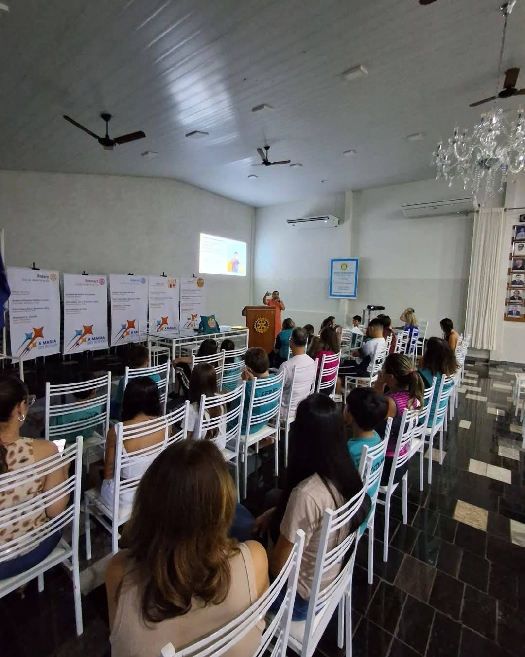 ROTARY KIDS de Santa Fé do Sul realiza palestra sobre "Redes Sociais com Segurança: protegendo os jovens ao usar gestos e sinais em postagens"