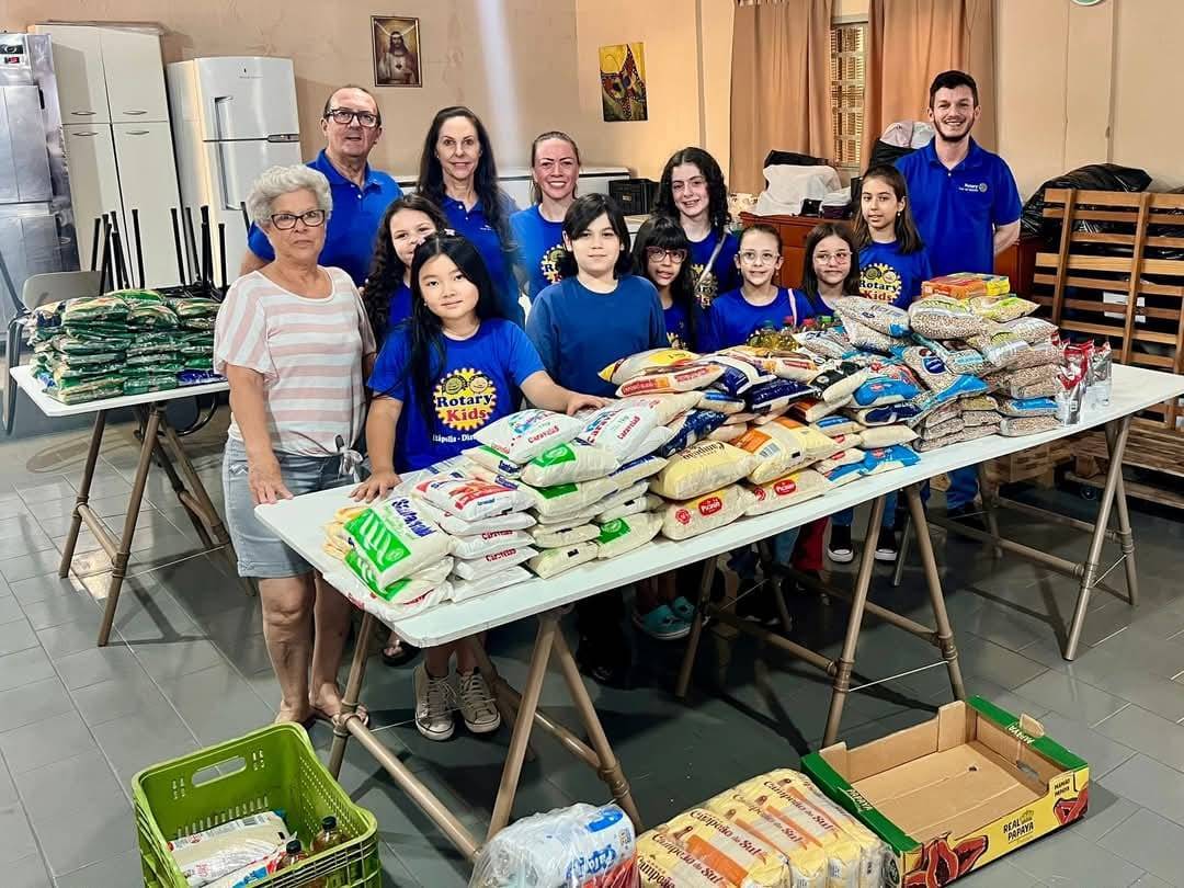 Rotary Kids de Itápolis realiza doação de alimentos não perecíveis à MEIMEI Nova Era