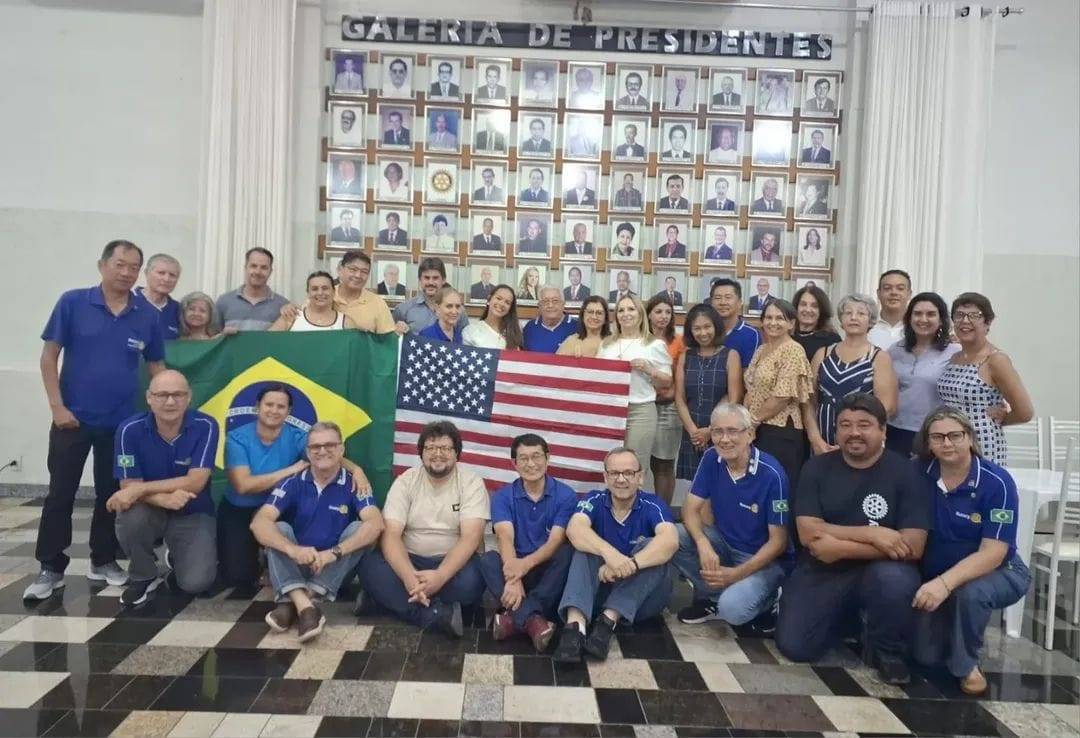 Intercambista Maggie dos EUA realiza palestra no Rotary Club de Santa Fé do Sul para apresentar seu país e cultura