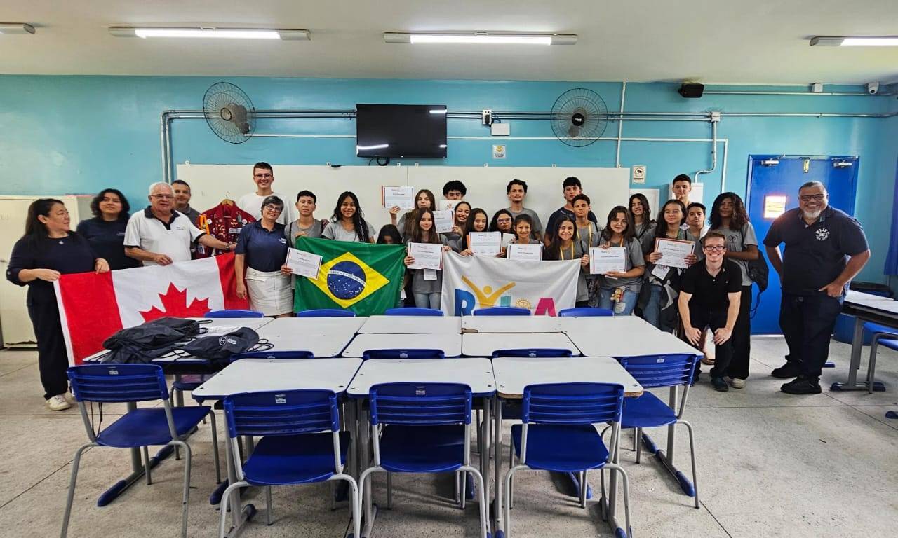 Entrega de certificado aos participantes