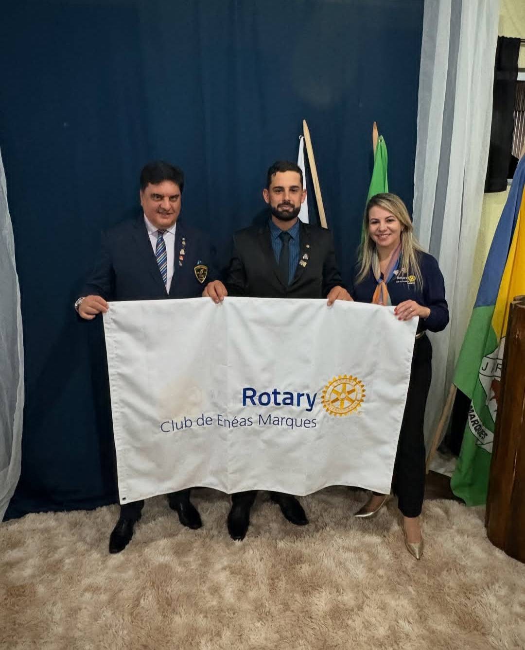 Governador do distrito 4640, Luiz Carlos Alves de Oliveira (à esquerda) presidente do Rotary Club de Enéas Marques, Clair Frigo, juntamente com a presente Keli Fernandes Campos club padrinho 