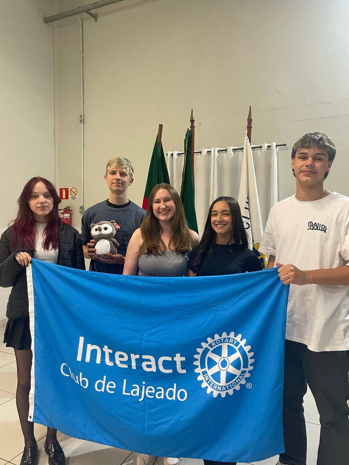 Rotarianos e Interactianos presentes, juntamente com a presidente do Interact Club de Lajeado, Luiza Martinelli