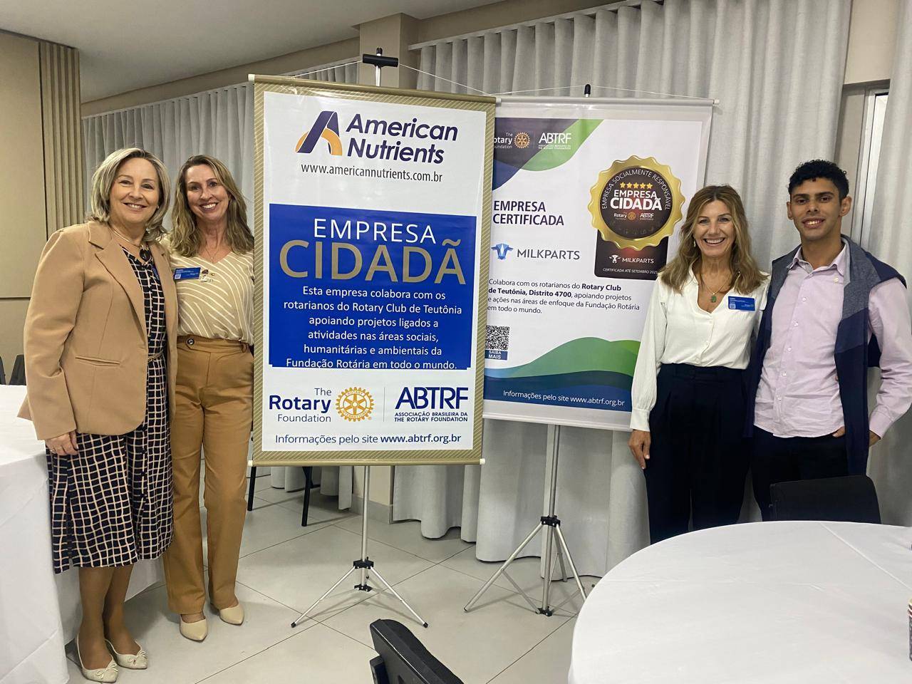 Rotarianos e Rotaractianos presentes