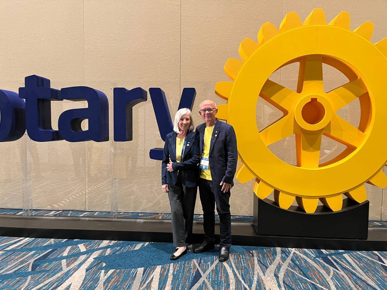 Governador Eleito AR 2025-26, Valmor Kaufmann e Esposa Leoni Kaufmann