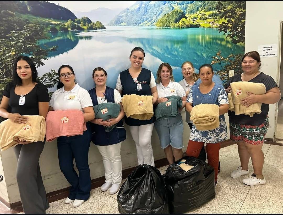 Casa da Amizade de Fernandópolis realiza entrega de “Mantas/Cobertores” no setor de Hemodiálise da Santa Casa de Fernandópolis