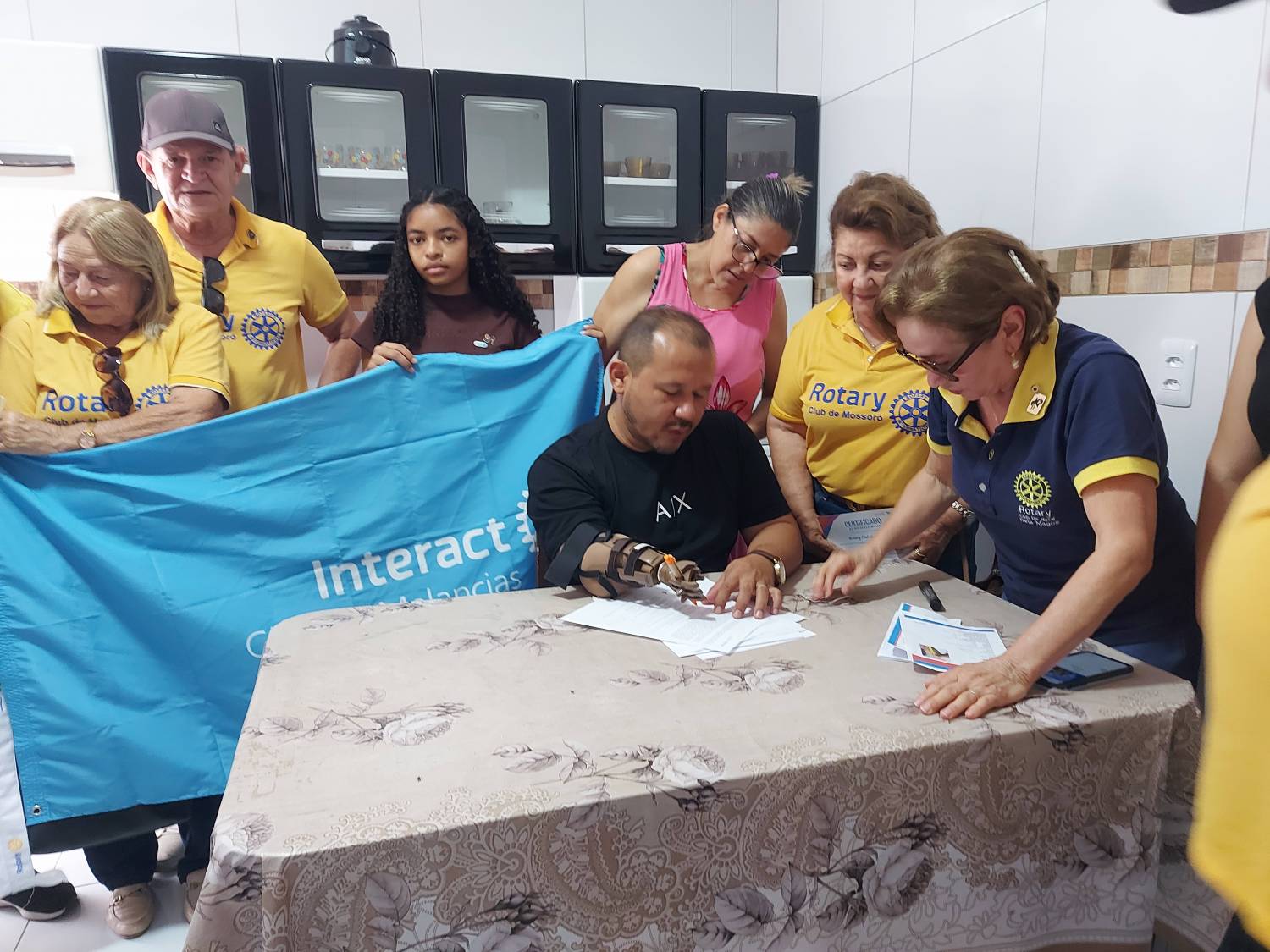 Ação conjunta entre o Rotary Club de Mossoró e o Rotary Club Natal Reis Magos, na entrega de uma mão mecânica a um morador da cidade de Apodi/RN