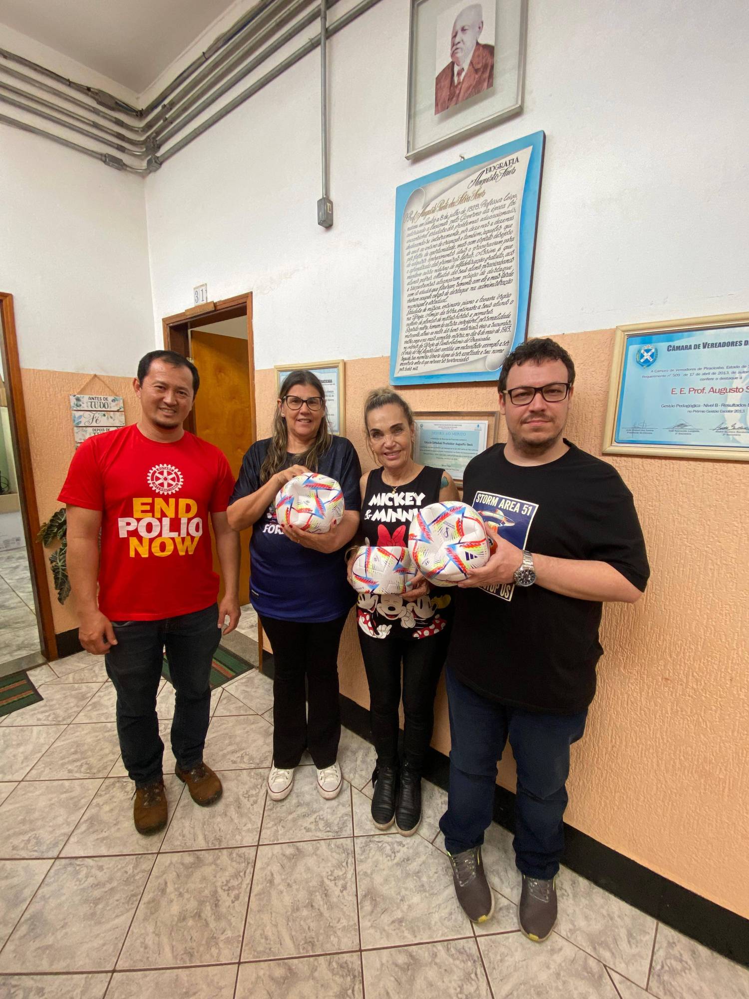 DOAÇÃO DE BOLAS A EE PROF AUGUSTO SAES
