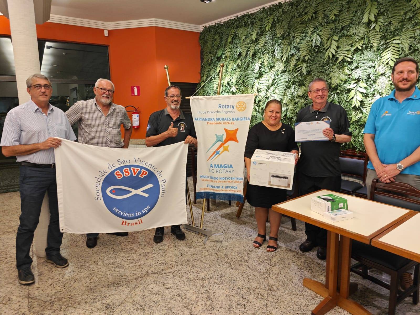 ENTREGA DE SUBSIDIOS E PLACAS AOS VICENTINOS