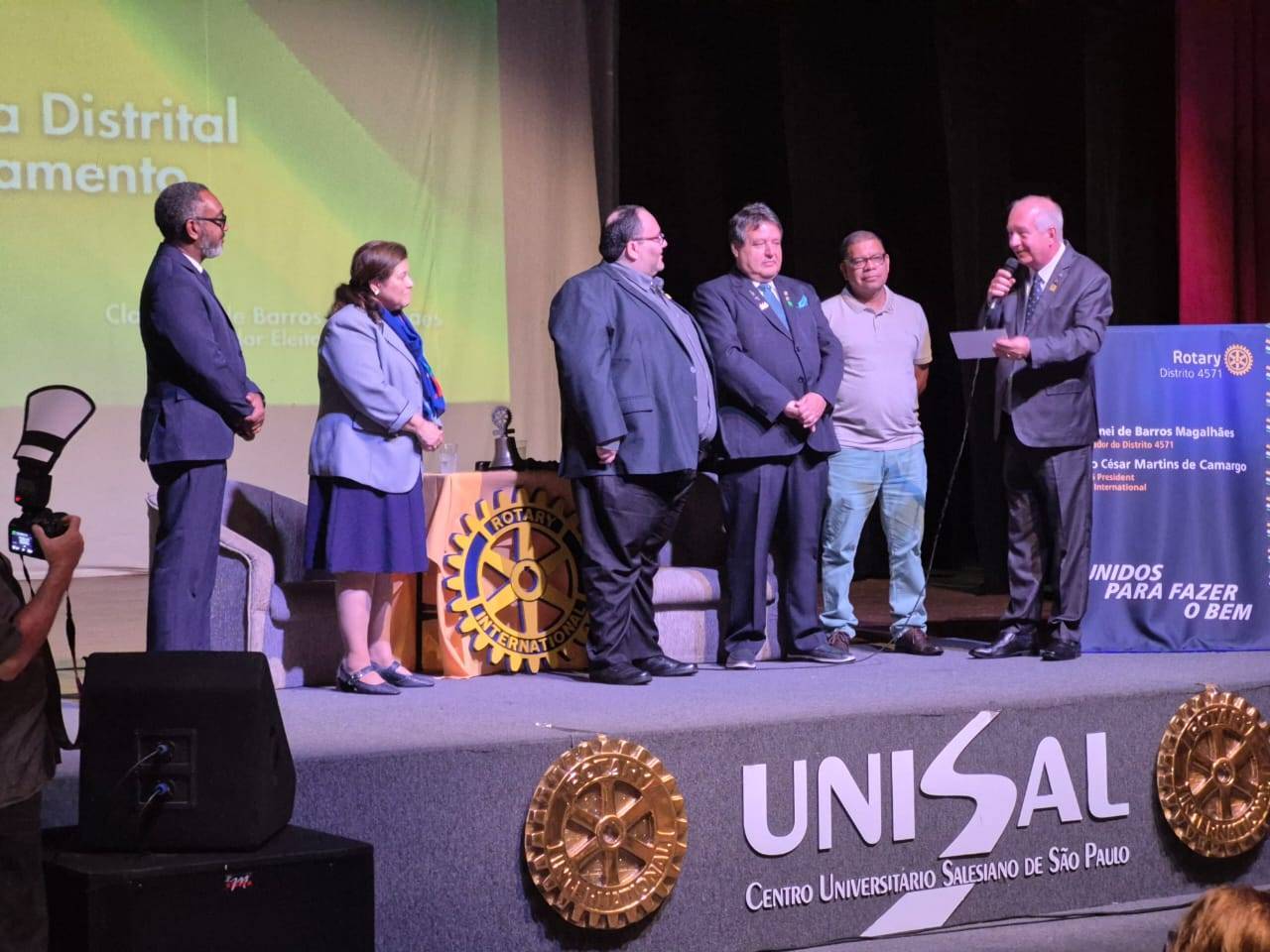 Governador Distrital-21-22, Fávaro, comenta sobre uma das preocupações do GD-24-25, Claudinei, que é termos a filosofia do Companheirismo. Também sobre a importância da criação de clubes satélites.