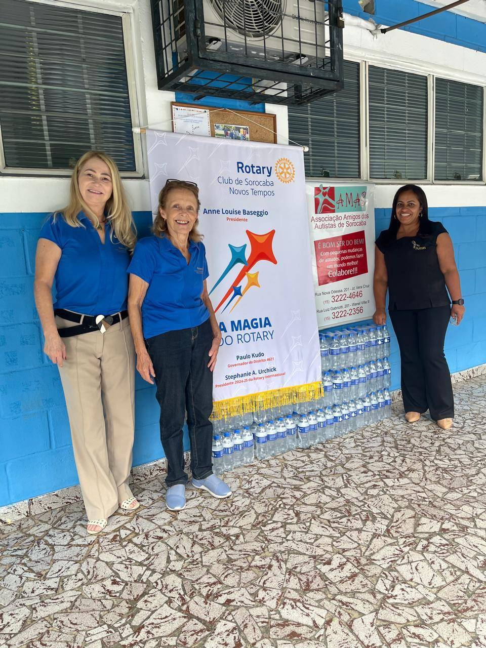 Entrega de água mineral  para AMAS