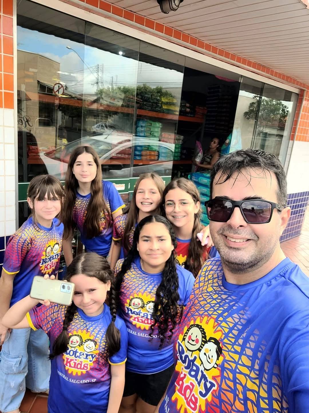 Rotary Kids de General Salgado realiza ação de arrecadação de rações para cães e gatos de rua e abandonados