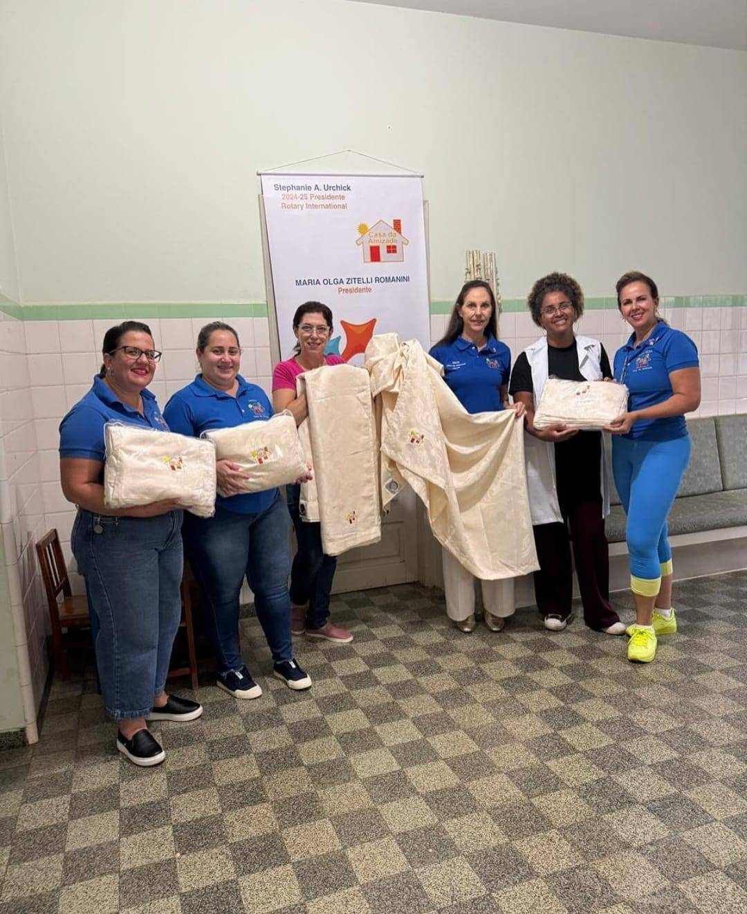 Casa da Amizade de Itápolis realiza doação de cortinas para a EMEI Sérgio Abdul Nour