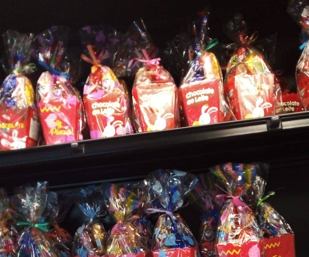 Doação de cestas de Páscoa.