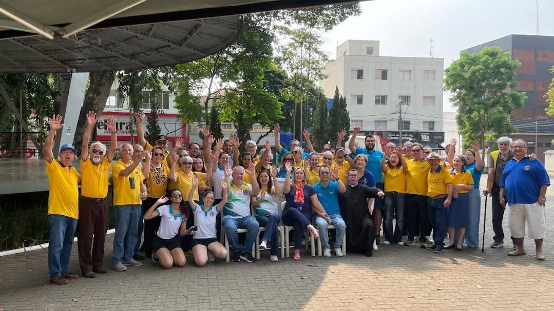 Rotary Club e Lions Clube promovem encontro e distribuição de sementes para população. 