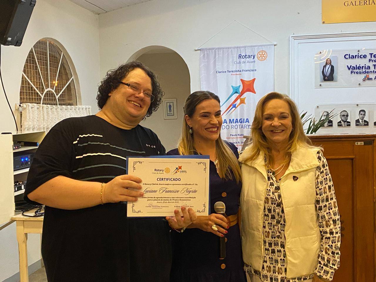 Luciano Francisco Negrão, recebendo seu Certificado