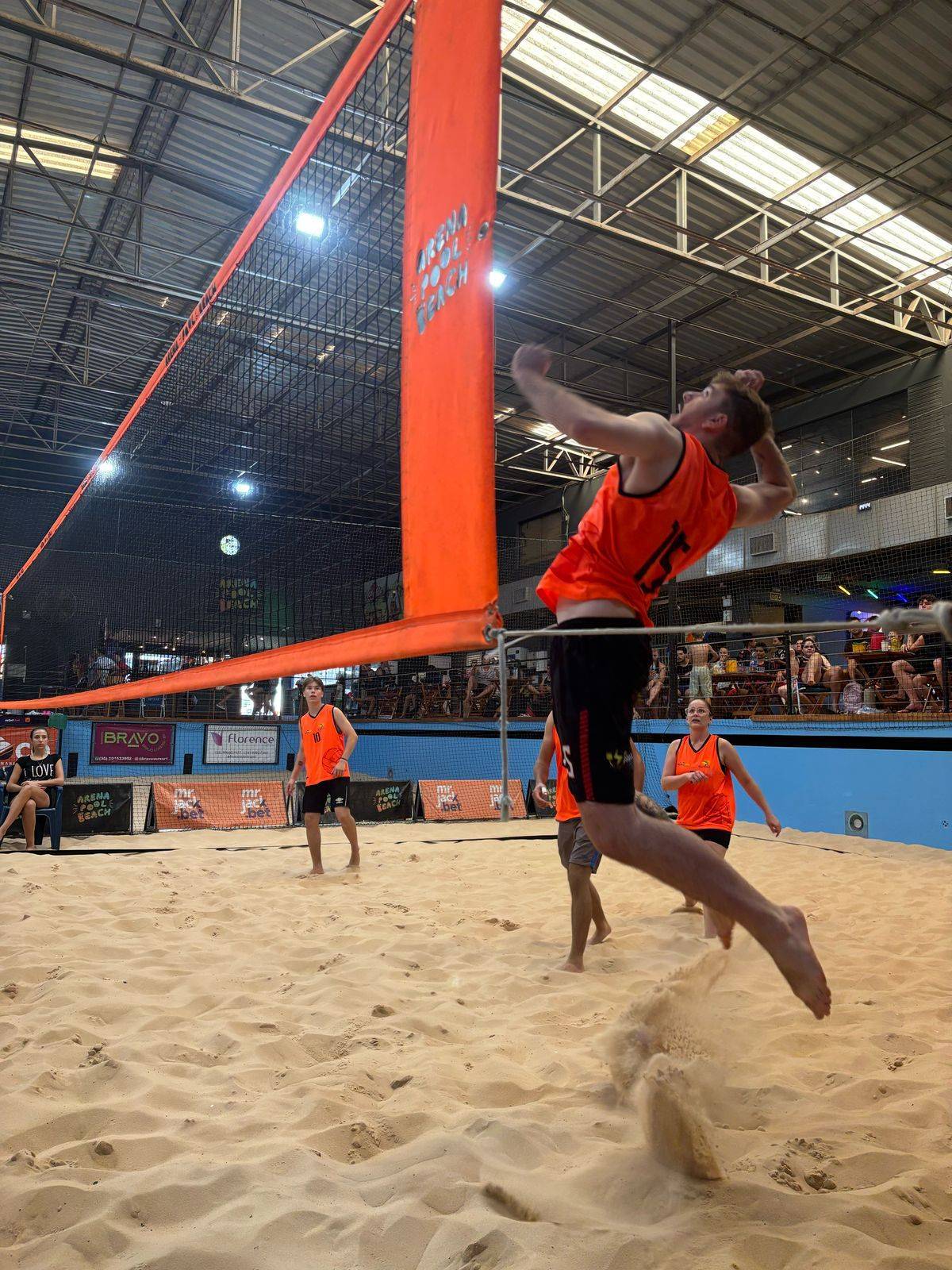 Partida de vôlei do Saque Solidário