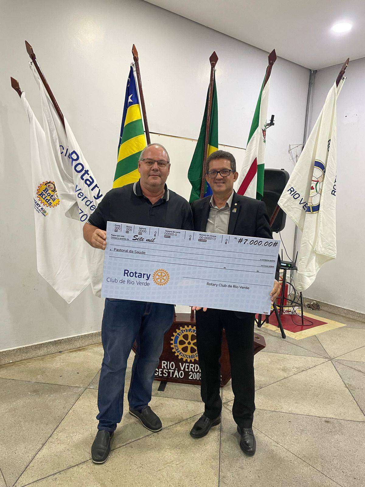 Presidente do RC de Rio Verde 24/25 Rafael de Faria Freire entrega doação a Pastoral da Saúde